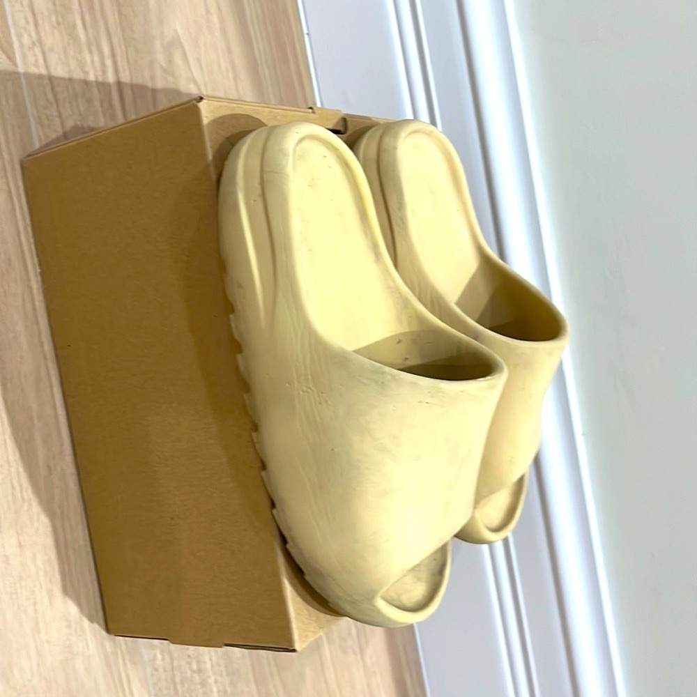 Lightly used Yeezy slides. Size 7.